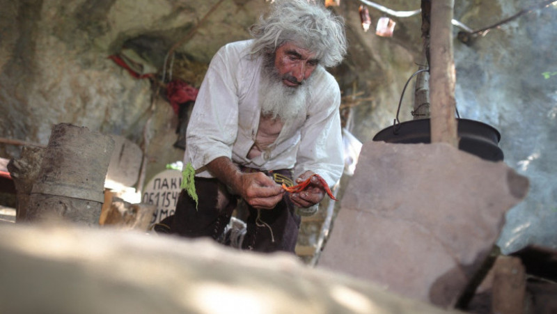 Un bărbat sârb, care locuiește de 20 de ani într-o peșteră, s-a vaccinat anti-Covid. Foto: Profimedia