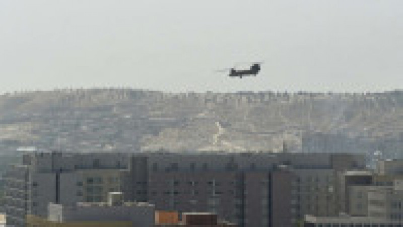 Elicopter al armatei americane, deasupra ambasadei SUA de la Kabul, duminică, 15 august. Foto: Profimedia | Poza 39 din 40