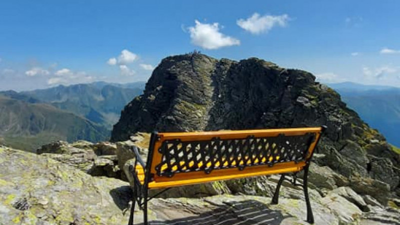 O bancă de metal și lemn a fost cărată și montată la peste 2.500 de metri altitudine. FOTO: Facebook Trasee montane