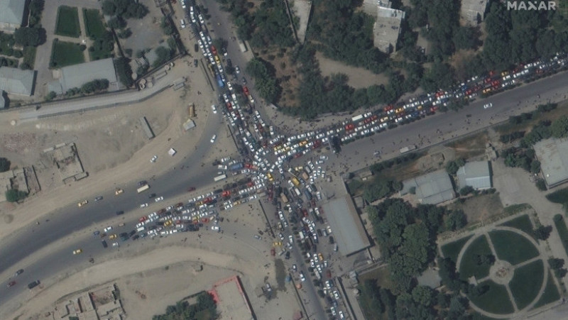Imagini din satelit: Blocaj în trafic în preajma aeroportului din Kabul Foto: Twitter Maxar Technologies