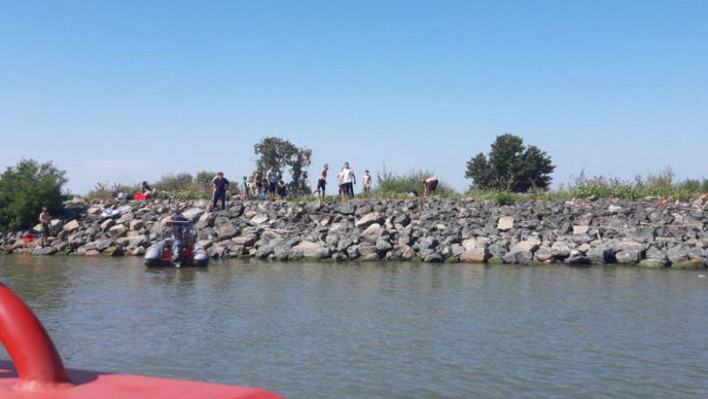 O barcă plină cu turiști s-a răsturnat pe canalul Sulina. Foto: ISU Tulcea