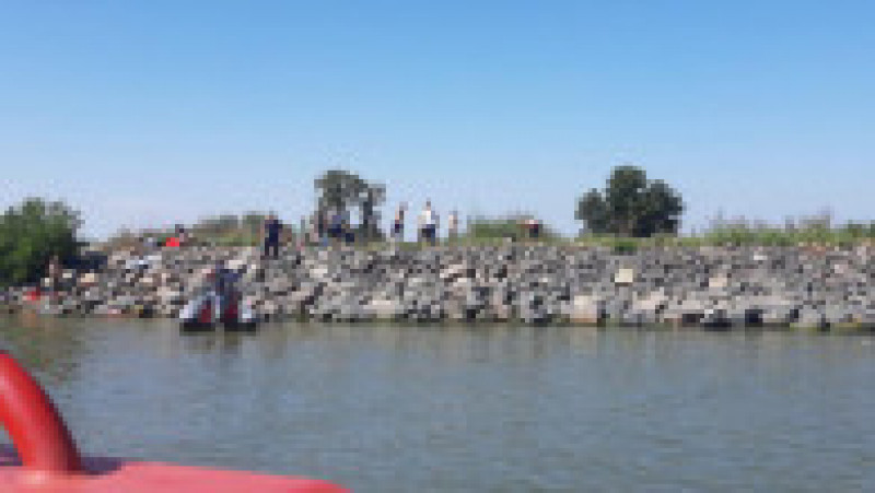 O barcă plină cu turiști s-a răsturnat pe canalul Sulina. Foto: ISU Tulcea | Poza 1 din 3