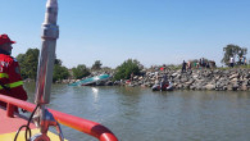 O barcă plină cu turiști s-a răsturnat pe canalul Sulina. Foto: ISU Tulcea | Poza 2 din 3