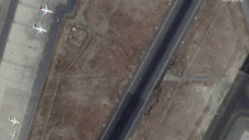 Imagini din satelit: Mii de oameni au pătruns pe pistele aeroportului din Kabul Foto: Twitter Maxar Technologies | Poza 3 din 4
