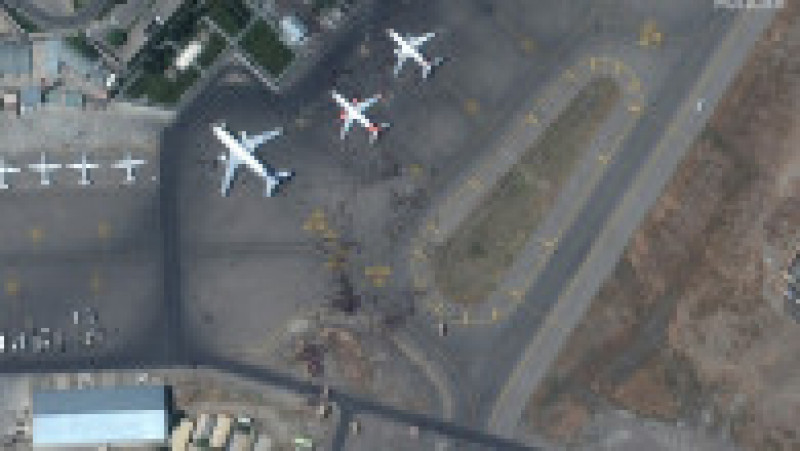 Imagini din satelit: Mii de oameni încearcă să ajungă la avioanele de pe pista aeroportului din Kabul Foto: Twitter Maxar Technologies | Poza 28 din 40
