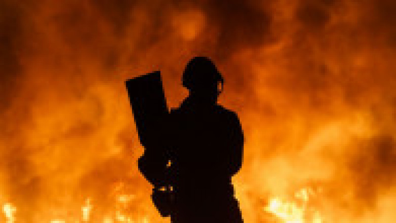 Pompierii luptă cu un incendiu izbucnit lâng Avila Foto: Profimedia | Poza 1 din 9