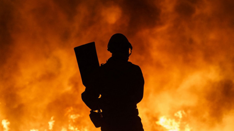 Pompierii luptă cu un incendiu izbucnit lâng Avila Foto: Profimedia