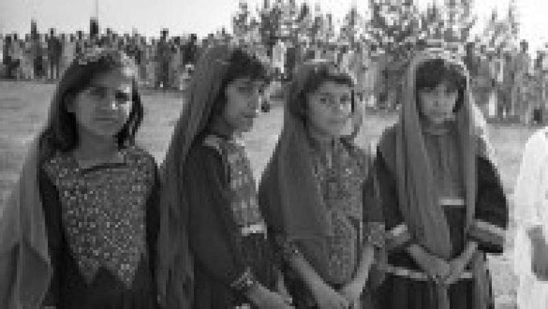 Fete de școală în Afganistan, la mijlocul anilor 1960, cu mult înainte ca regimul talibanilor să pună sub semnul întrebării dreptul femeilor la educație. Foto: Profimedia Images | Poza 8 din 9