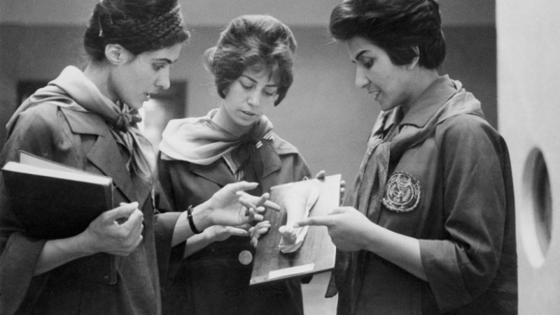 Fotografie din 1962 cu două femei afgane, studente la medicină și profesoara lor discutând despre anatomia umană. Sursă foto: Profimedia Images.