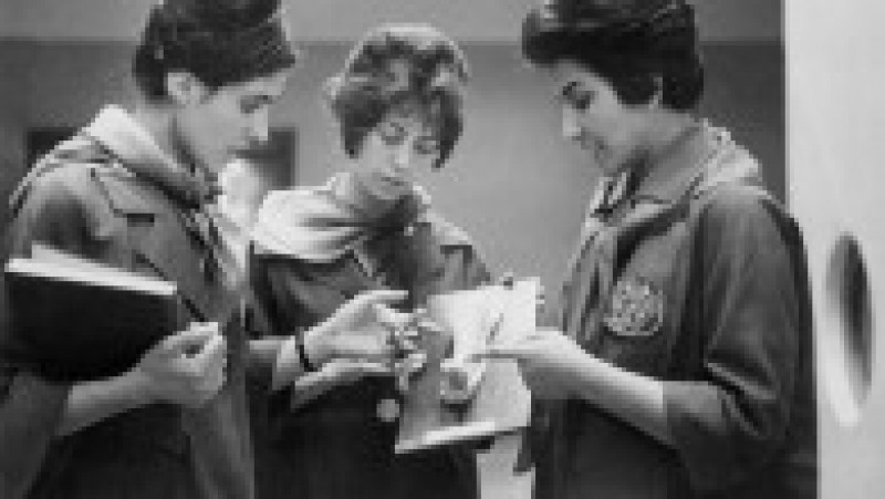 Fotografie din 1962 cu două femei afgane, studente la medicină și profesoara lor discutând despre anatomia umană. Sursă foto: Profimedia Images. | Poza 1 din 9