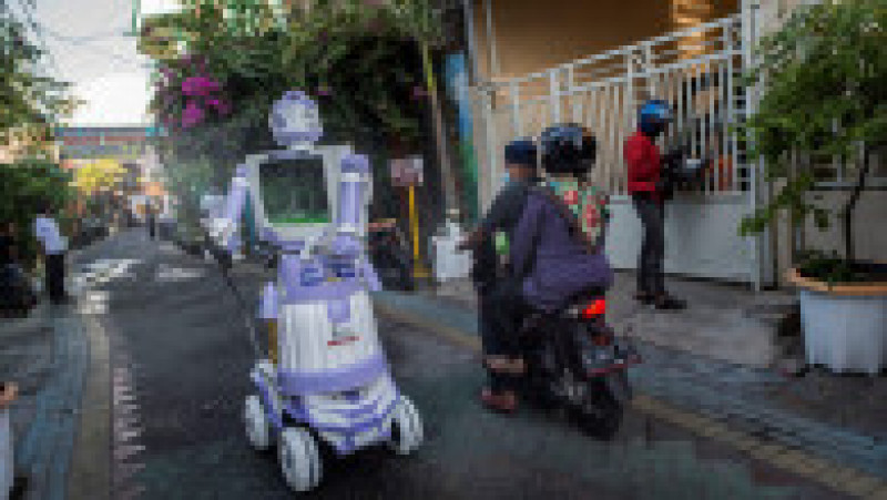 Robotul Delta dezinfectează străzile din sat. Foto: Profimedia | Poza 2 din 4