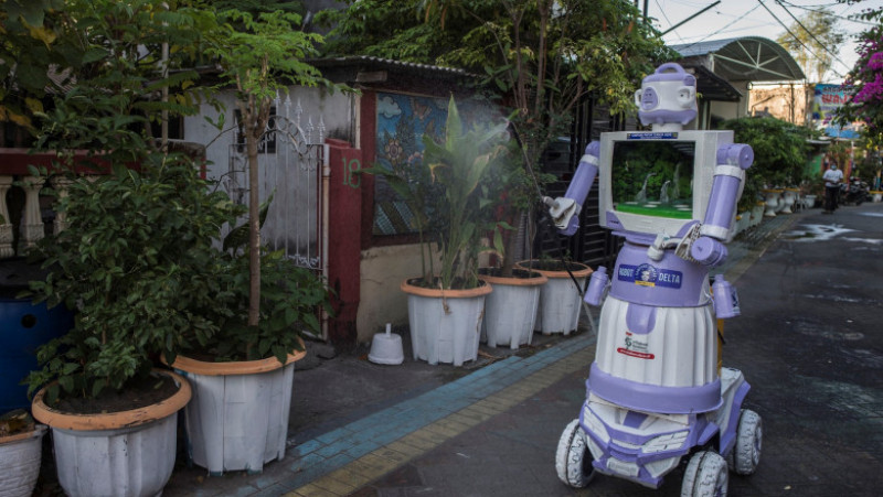 Robotul Delta dezinfectează străzile din sat. Foto: Profimedia
