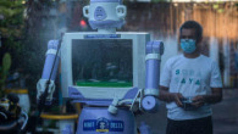 Capul robotului este un aparat de gătit orez, iar torsul un monitor vechi de calculator. Foto: Profimedia | Poza 3 din 4