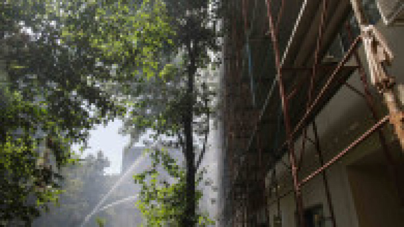 Incendiu puternic la un bloc cu 10 etaje aflat în curs de reabilitare termică, pe Calea Rahovei. FOTO: INQUAM PHOTOS Octav Ganea | Poza 6 din 6