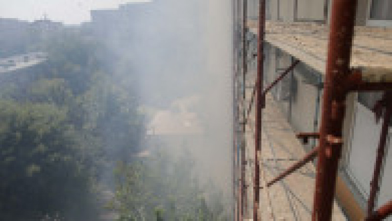 Incendiu puternic la un bloc cu 10 etaje aflat în curs de reabilitare termică, pe Calea Rahovei. FOTO: INQUAM PHOTOS Octav Ganea | Poza 5 din 6