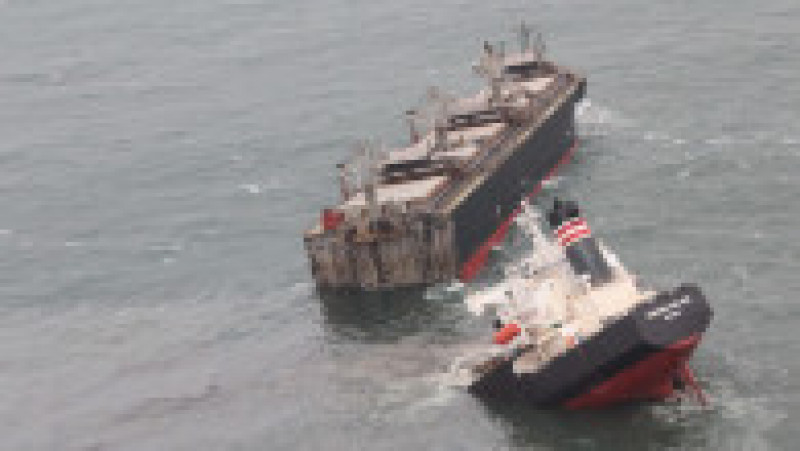 Nava Crimson Polaris s-a rupt în două. Foto: Twitter / Garda de Coastă Japonia | Poza 4 din 4