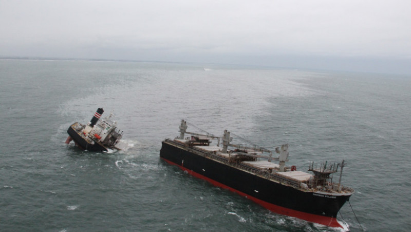 Nava Crimson Polaris s-a rupt în două. Foto: Twitter / Garda de Coastă Japonia