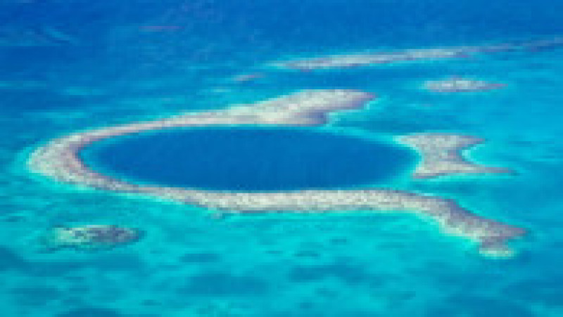 Marea Gaură Albastră din Belize este o dolină rotundă cu diametrul de 305 m și adâncă de 120 m Foto: Profimedia | Poza 13 din 20