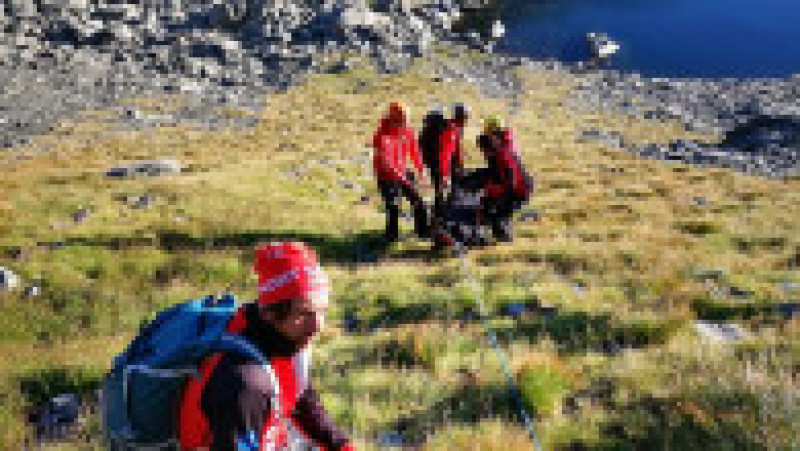 Salvatorii montani au reușit să recupereze un turist și să scoată corpul decedat al altuia dintr-o zonă greu accesibilă. Foto: Facebook/ Cornel Zarescu | Poza 3 din 6