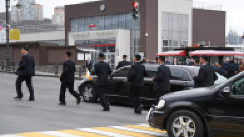 Bodyguarzii lui Kim Jong-un aleargă pe lângă mașina acestuia FOTO: Profimedia Images | Poza 2 din 9