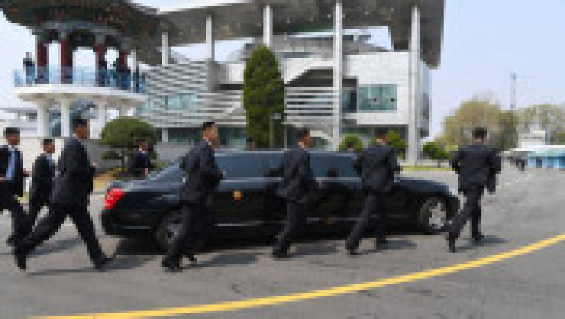 Bodyguarzii lui Kim Jong-un aleargă pe lângă mașina acestuia FOTO: Profimedia Images | Poza 6 din 9