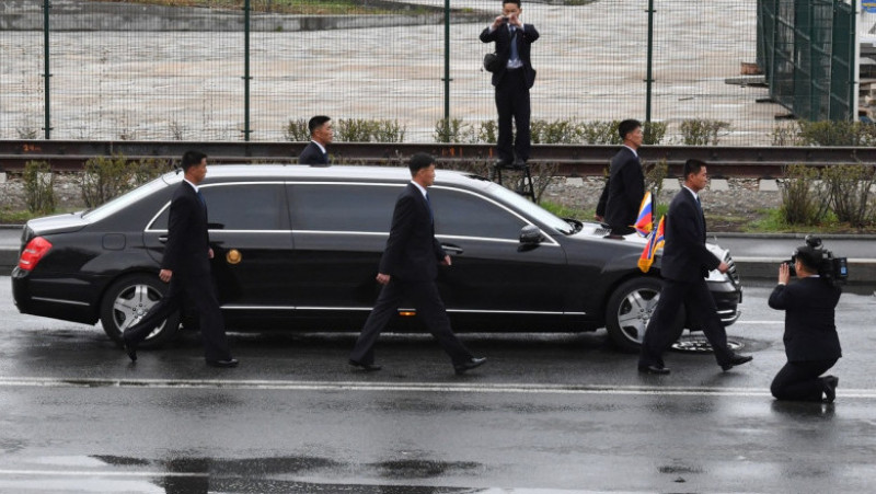 Bodyguarzii lui Kim Jong-un aleargă pe lângă mașina acestuia FOTO: Profimedia Images