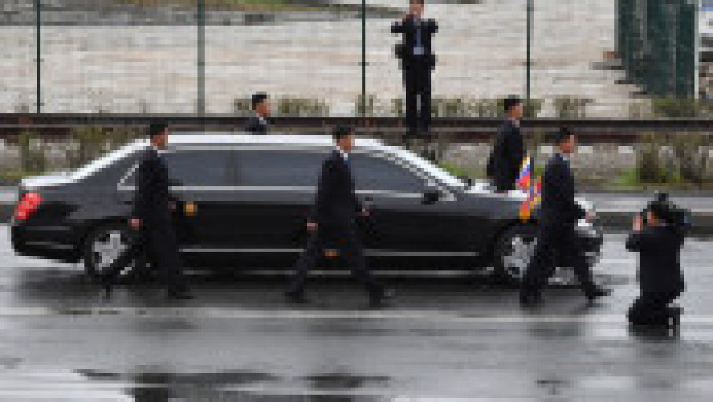 Bodyguarzii lui Kim Jong-un aleargă pe lângă mașina acestuia FOTO: Profimedia Images | Poza 9 din 9
