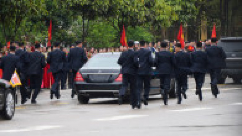 Bodyguarzii lui Kim Jong-un aleargă pe lângă mașina acestuia FOTO: Profimedia Images | Poza 2 din 9