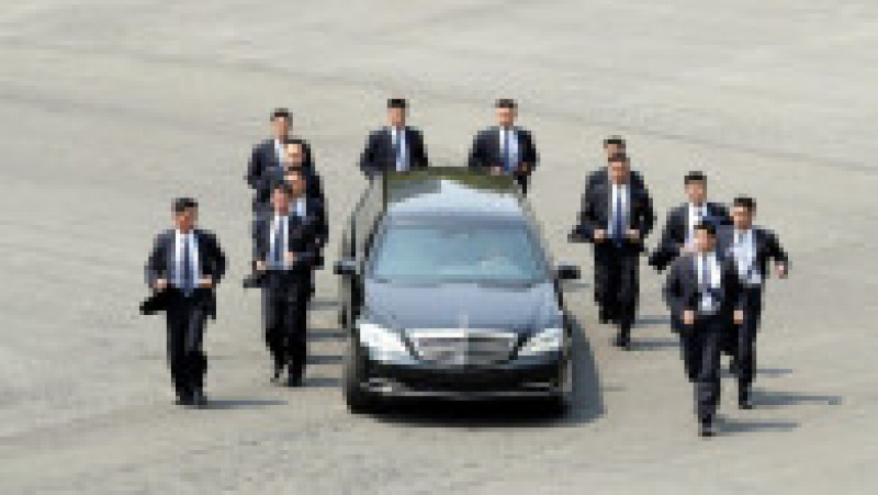 Bodyguarzii lui Kim Jong-un aleargă pe lângă mașina acestuia FOTO: Profimedia Images | Poza 4 din 9