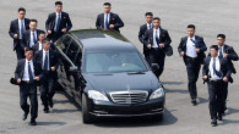 Bodyguarzii lui Kim Jong-un aleargă pe lângă mașina acestuia FOTO: Profimedia Images | Poza 3 din 9