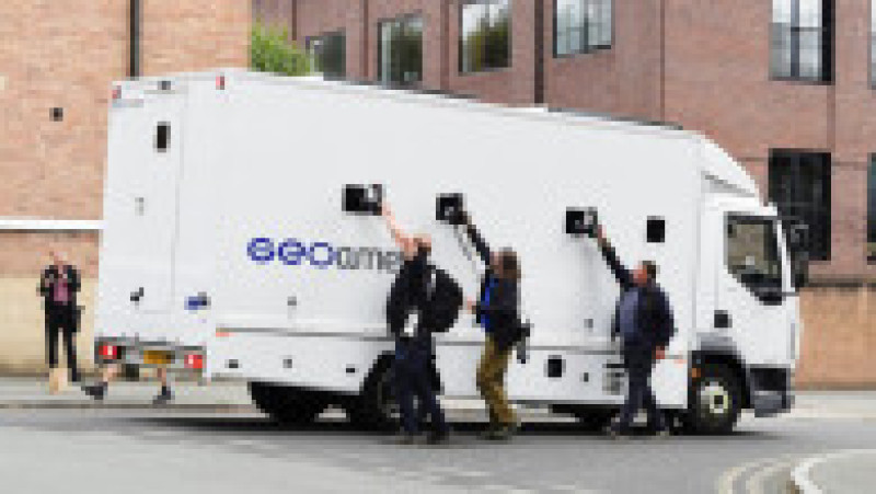 Benjamin Mendy n-a lăsat să-i transpară starea emoțională în momentul în care a fost urcat în duba poliției pentru deținuți Foto: Profimedia | Poza 10 din 10