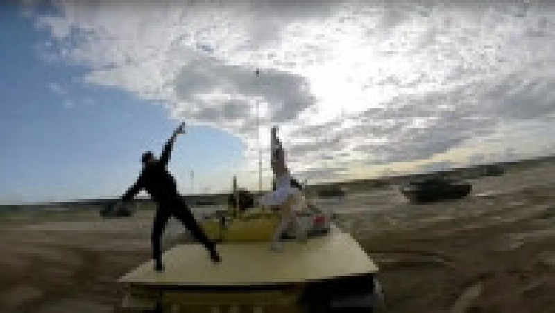 Clasicul spectacol de balet "Lacul Lebedelor" a fost interpretat pe tancuri. FOTO: Profimedia Images | Poza 1 din 5