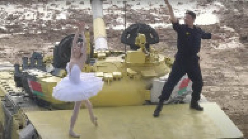 Clasicul spectacol de balet "Lacul Lebedelor" a fost interpretat pe tancuri. FOTO: Profimedia Images | Poza 5 din 5