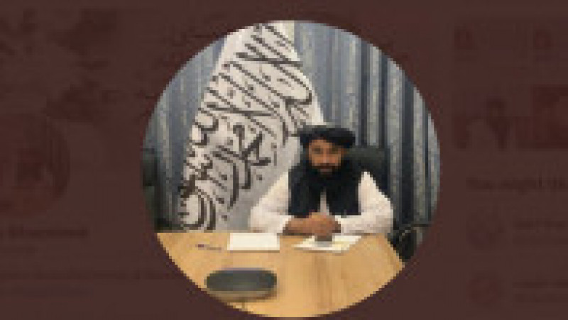Tariq Ghazniwal apare la birou, cu steagul taliban în spate Foto: captură Twitter | Poza 3 din 8