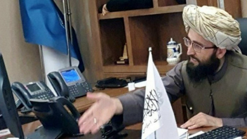 Qari Yahya Takal a postat pe contul de Twitter o poză în care apare într-un birou cu aparatură de telecomunicații Foto: Twitter
