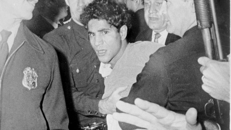 Sirhan Bishara Sirhan este reținut la Hotelul Ambassador, în 5 iunie 1968, ca principal suspect pentru asasinarea lui Robert F. Kennedy Foto: Profmedia Images