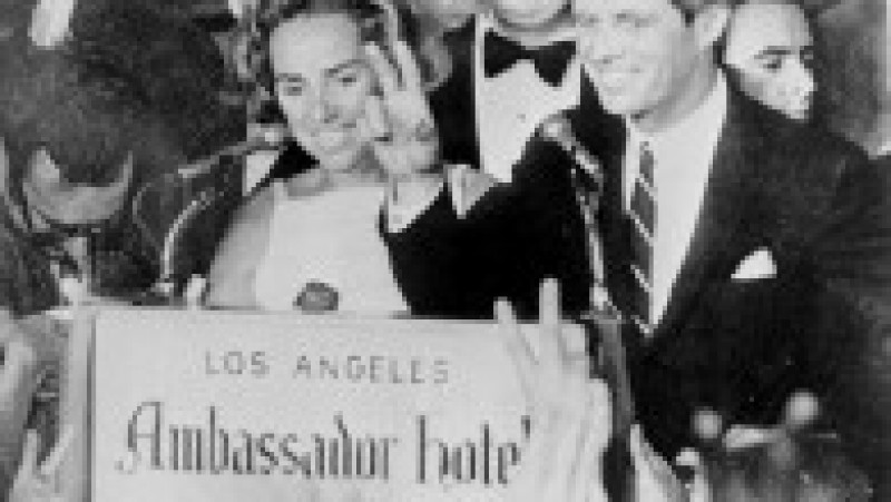 Senatorul Robert Kennedy alături de soția sa, Ethel, în fața susținătorilor din Hotelul „Ambassador” Foto: Profimedia Images | Poza 4 din 8