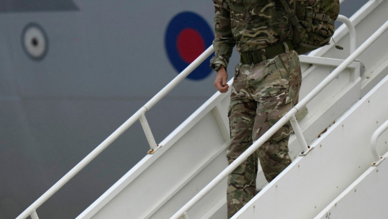 Membri ai forțelor armate britanice care au revenit din Afganistan au aterizat la o bază militară din Oxfordshire. Foto: Profimedia Images