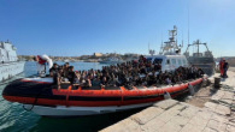 Un grup de 539 de migranţi înghesuiţi într-o ambarcaţiune reperată pe Mediterana de garda de coastă italiană au debarcat sâmbătă pe insula Lampedusa. Foto: Profimedia Images | Poza 1 din 6