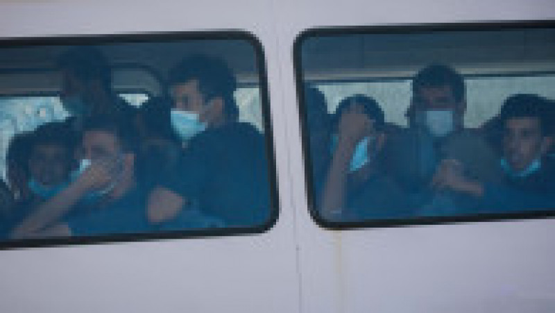 Un grup de 539 de migranţi înghesuiţi într-o ambarcaţiune reperată pe Mediterana de garda de coastă italiană au debarcat sâmbătă pe insula Lampedusa. Foto: Profimedia Images | Poza 5 din 6