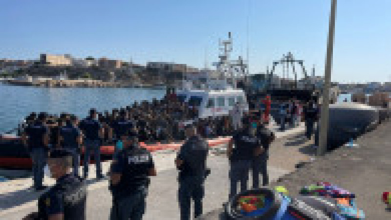 Un grup de 539 de migranţi înghesuiţi într-o ambarcaţiune reperată pe Mediterana de garda de coastă italiană au debarcat sâmbătă pe insula Lampedusa. Foto: Profimedia Images | Poza 6 din 6