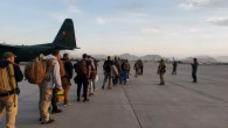 14 cetățeni români care au reușit să ajungă pe aeroportul din Kabul au fost evacuați cu o aeronavă militară. Foto: MApN / Facebook | Poza 26 din 40