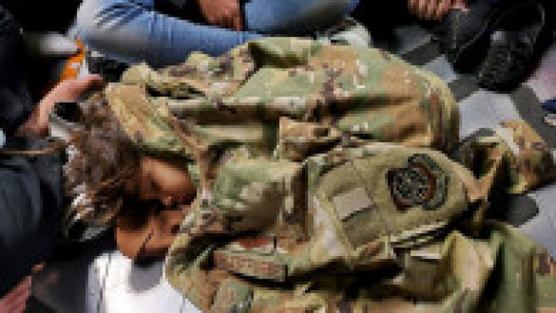 Un copil afgan doarme pe podeaua avionului american C-17 Globemaster III Foto: Profimedia | Poza 12 din 40