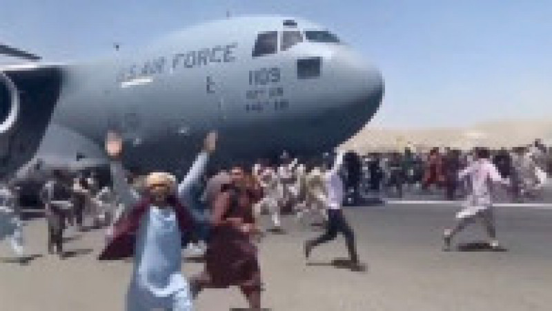 Afgani pe pista aeroportului din Kabul, luni, 16 august 2021 Foto: Profimedia | Poza 19 din 40