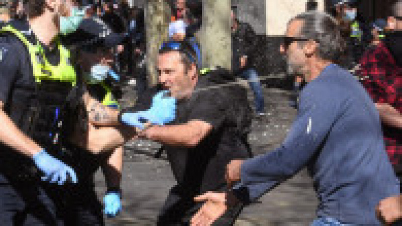 În Australia au avut loc ciocniri între poliţie şi sute de protestatari anti-lockdown. Foto: Profimedia | Poza 2 din 17