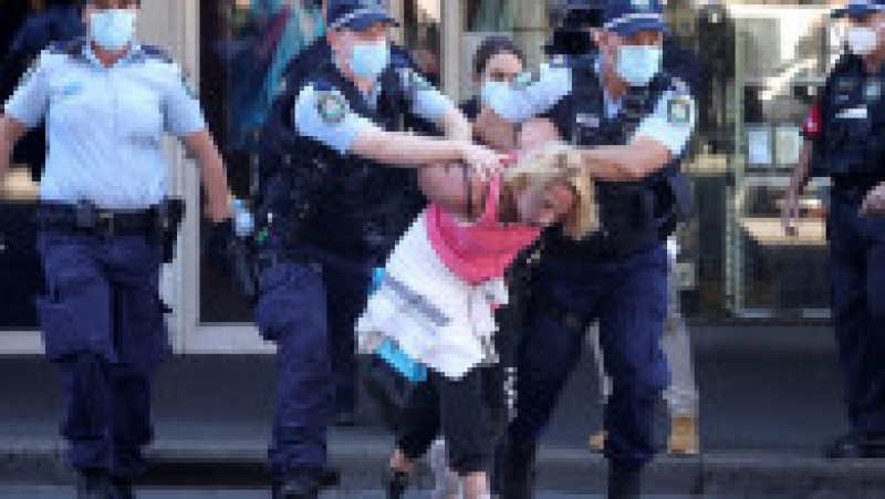 În Australia au avut loc ciocniri între poliţie şi sute de protestatari anti-lockdown. Foto: Profimedia | Poza 5 din 17
