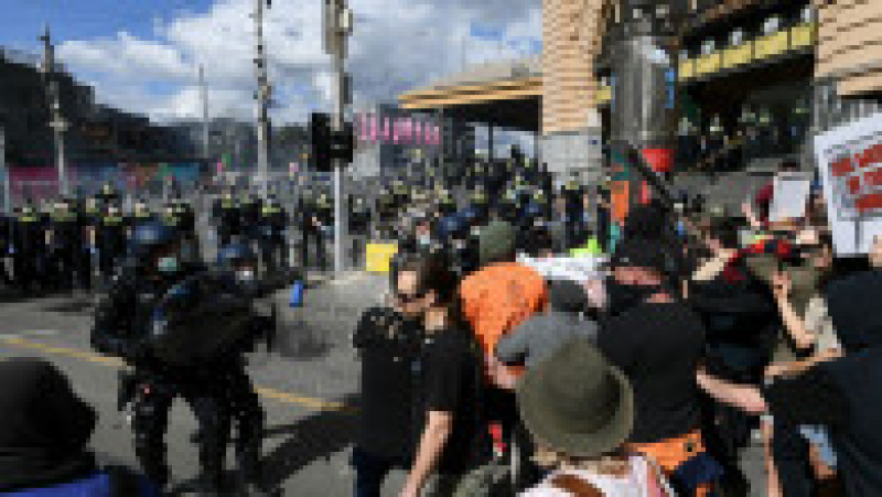 În Australia au avut loc ciocniri între poliţie şi sute de protestatari anti-lockdown. Foto: Profimedia | Poza 11 din 17