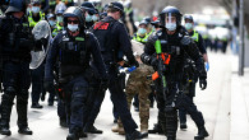 În Australia au avut loc ciocniri între poliţie şi sute de protestatari anti-lockdown. Foto: Profimedia | Poza 12 din 17