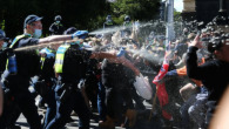 În Australia au avut loc ciocniri între poliţie şi sute de protestatari anti-lockdown. Foto: Profimedia | Poza 13 din 17