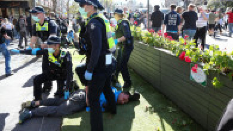În Australia au avut loc ciocniri între poliţie şi sute de protestatari anti-lockdown. Foto: Profimedia | Poza 8 din 17